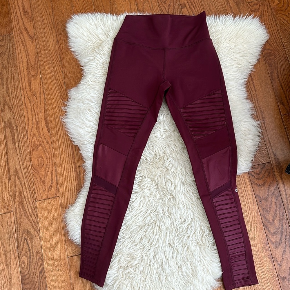 ALO Yoga Leggings - Picture 2 of 8